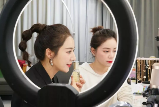 打赏向左，带货向右，网红的中场抉择